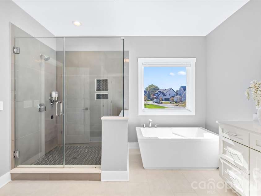 140 Dabbling Duck Circle, Mooresville, NC 28117.  MLS# CAR4363776, YatesRealty ID 12944. Tile shower and soaking tub
