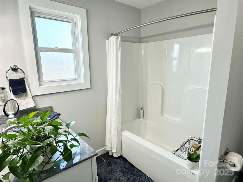 7 Sage Crest Loop, Weaverville, NC 28787.  MLS# CAR4187348, YatesRealty ID 12945. Hallway Bathroom