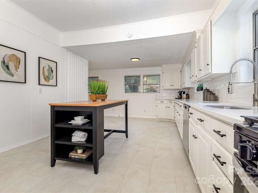 211 6th Avenue, Gastonia, NC 28052.  MLS# CAR4292965, YatesRealty ID 12946. 