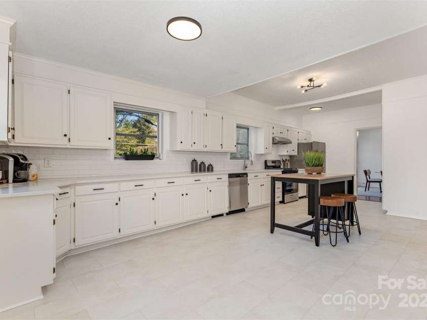 211 6th Avenue, Gastonia, NC 28052.  MLS# CAR4292965, YatesRealty ID 12946. 