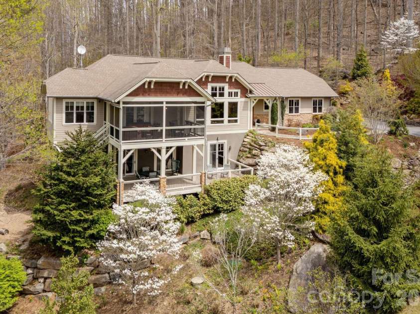 315 Crossvine Trail, Hendersonville, NC 28739.  MLS# CAR4367109, YatesRealty ID 12946. 