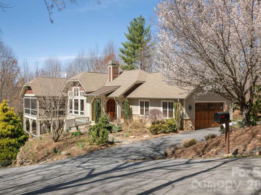 315 Crossvine Trail, Hendersonville, NC 28739.  MLS# CAR4367109, YatesRealty ID 12946. 
