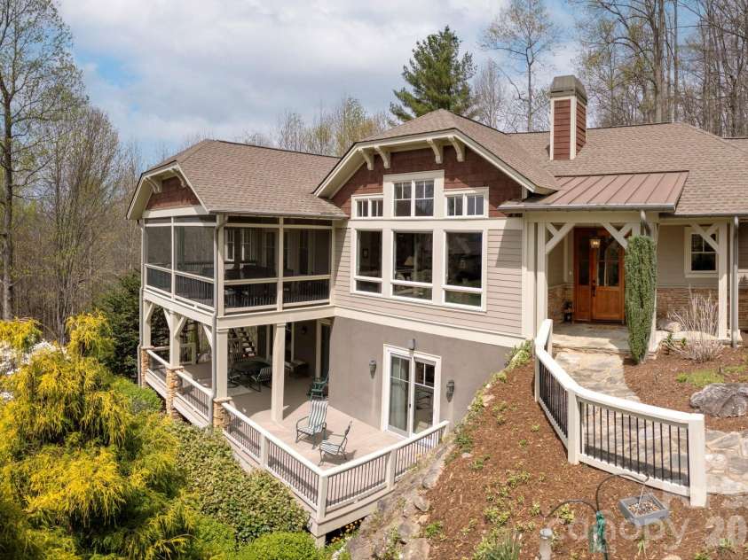 315 Crossvine Trail, Hendersonville, NC 28739.  MLS# CAR4367109, YatesRealty ID 12946. 