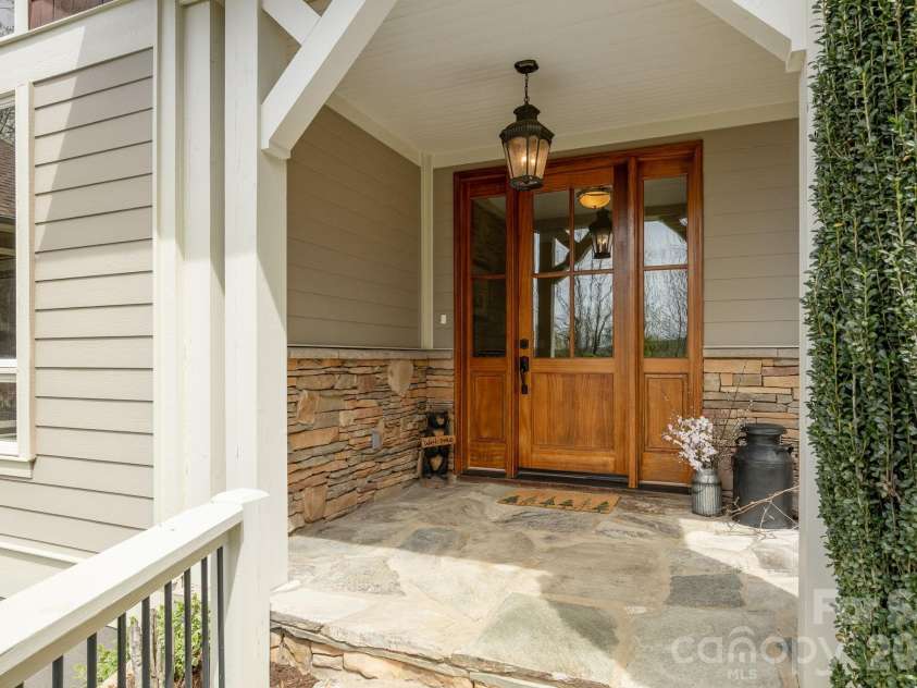 315 Crossvine Trail, Hendersonville, NC 28739.  MLS# CAR4367109, YatesRealty ID 12946. 