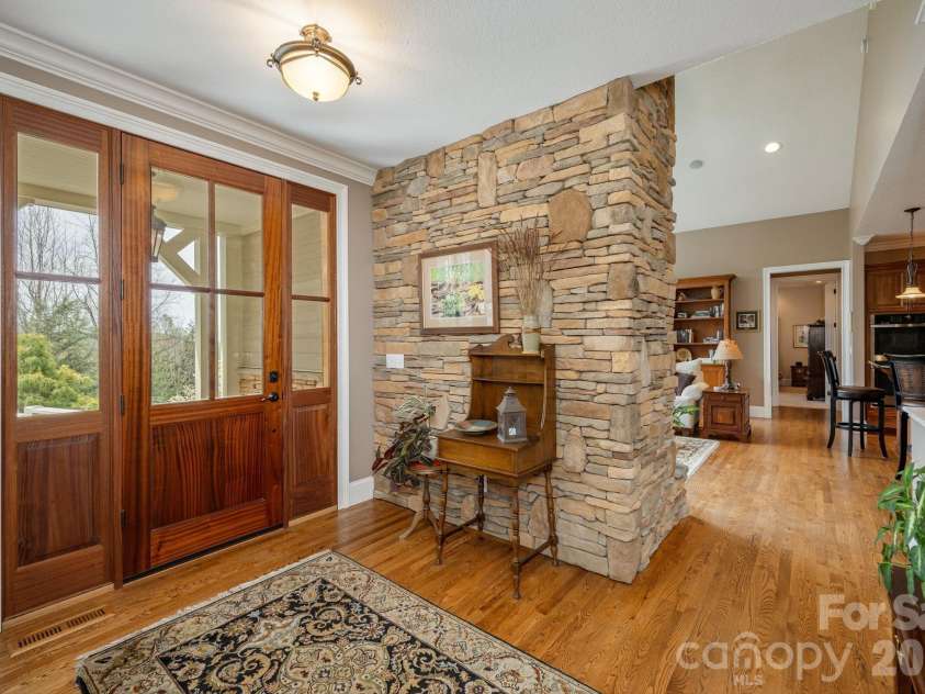 315 Crossvine Trail, Hendersonville, NC 28739.  MLS# CAR4367109, YatesRealty ID 12946. 