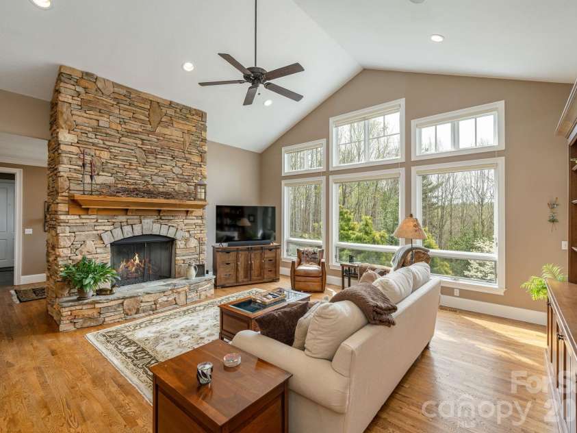 315 Crossvine Trail, Hendersonville, NC 28739.  MLS# CAR4367109, YatesRealty ID 12946. 