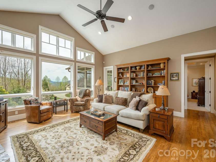 315 Crossvine Trail, Hendersonville, NC 28739.  MLS# CAR4367109, YatesRealty ID 12946. 
