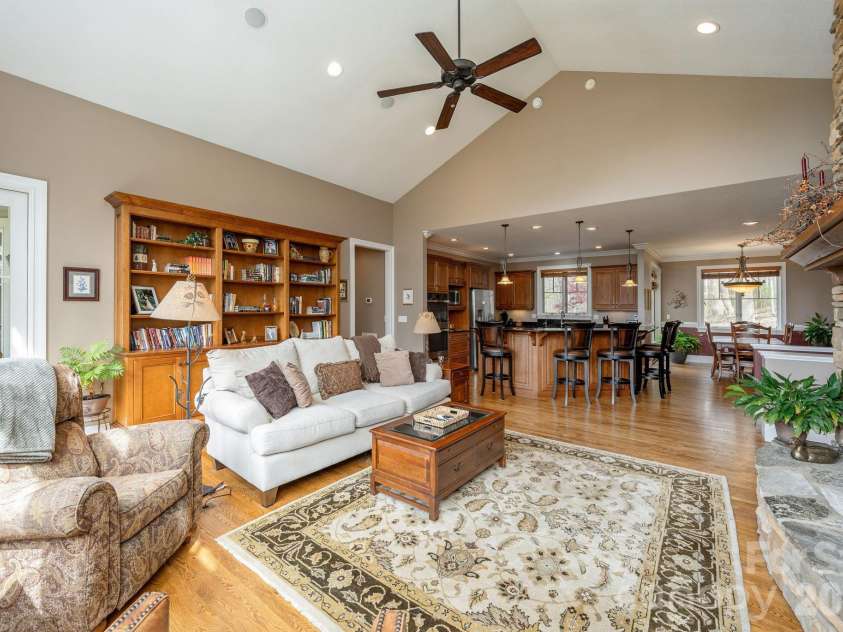 315 Crossvine Trail, Hendersonville, NC 28739.  MLS# CAR4367109, YatesRealty ID 12946. 