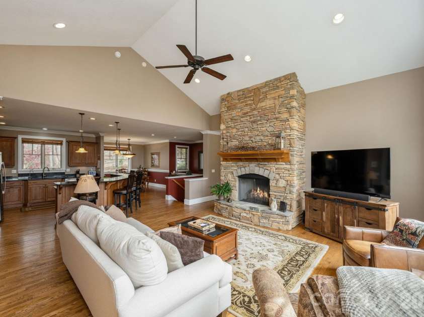 315 Crossvine Trail, Hendersonville, NC 28739.  MLS# CAR4367109, YatesRealty ID 12946. 