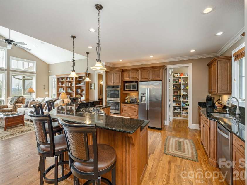 315 Crossvine Trail, Hendersonville, NC 28739.  MLS# CAR4367109, YatesRealty ID 12946. 