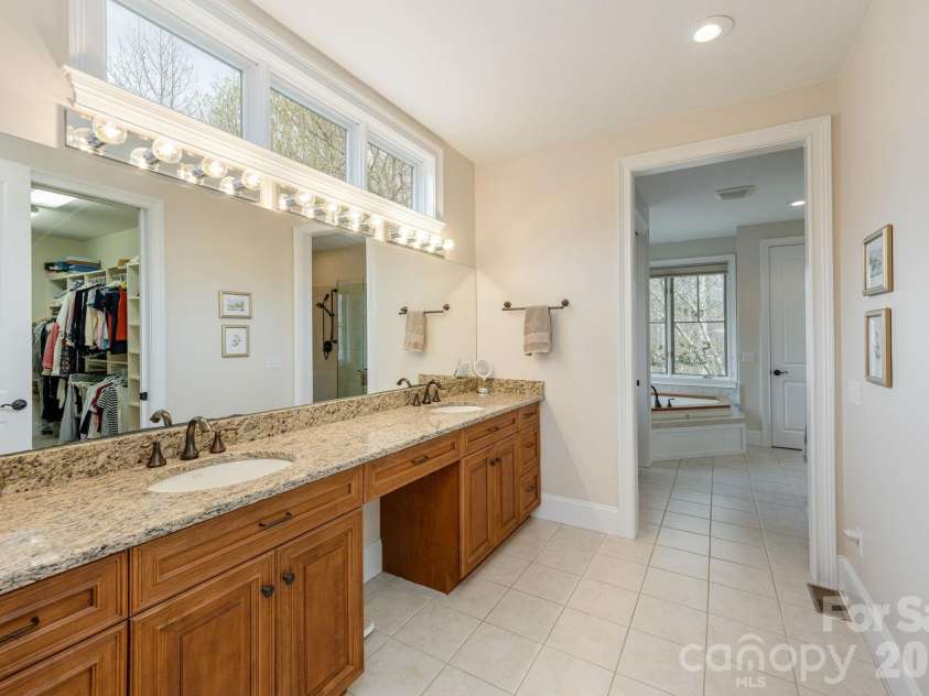 315 Crossvine Trail, Hendersonville, NC 28739.  MLS# CAR4367109, YatesRealty ID 12946. 