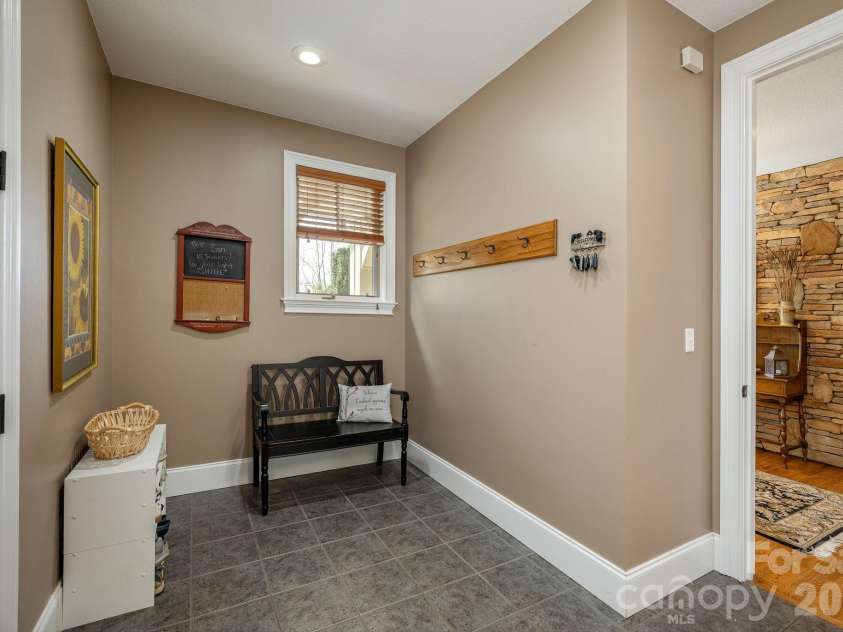 315 Crossvine Trail, Hendersonville, NC 28739.  MLS# CAR4367109, YatesRealty ID 12946. 