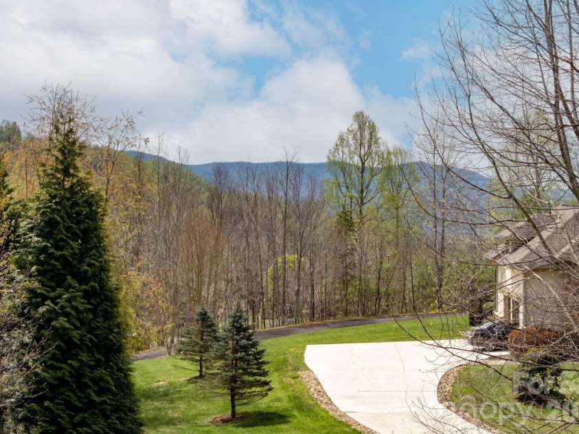 315 Crossvine Trail, Hendersonville, NC 28739.  MLS# CAR4367109, YatesRealty ID 12946. 