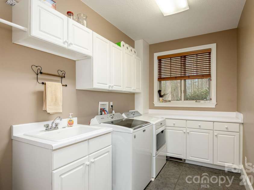 315 Crossvine Trail, Hendersonville, NC 28739.  MLS# CAR4367109, YatesRealty ID 12946. 
