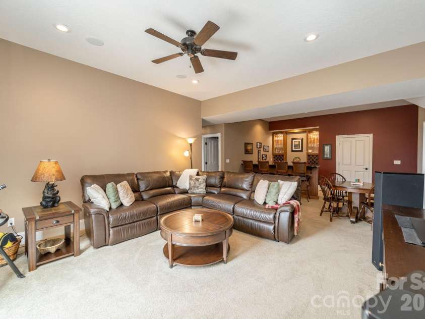 315 Crossvine Trail, Hendersonville, NC 28739.  MLS# CAR4367109, YatesRealty ID 12946. 