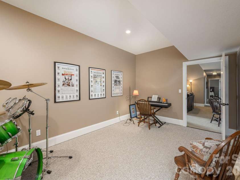 315 Crossvine Trail, Hendersonville, NC 28739.  MLS# CAR4367109, YatesRealty ID 12946. 