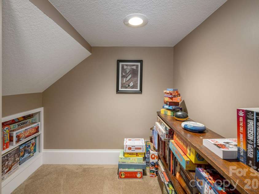 315 Crossvine Trail, Hendersonville, NC 28739.  MLS# CAR4367109, YatesRealty ID 12946. 