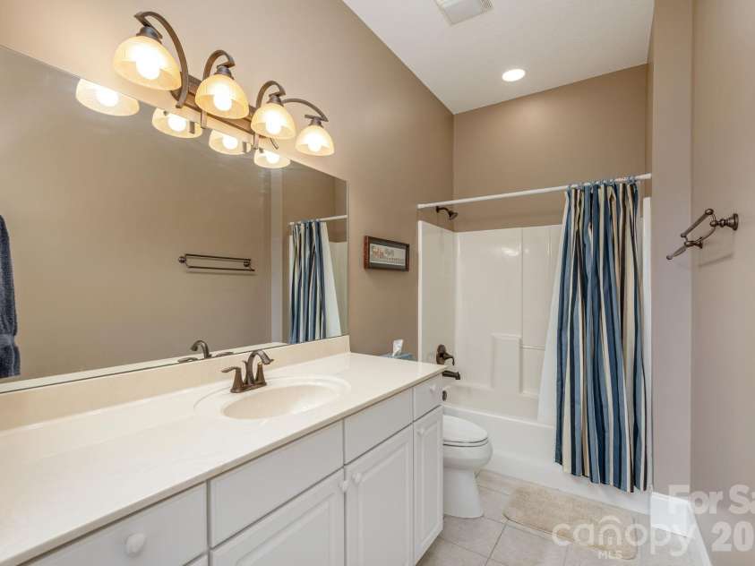 315 Crossvine Trail, Hendersonville, NC 28739.  MLS# CAR4367109, YatesRealty ID 12946. 