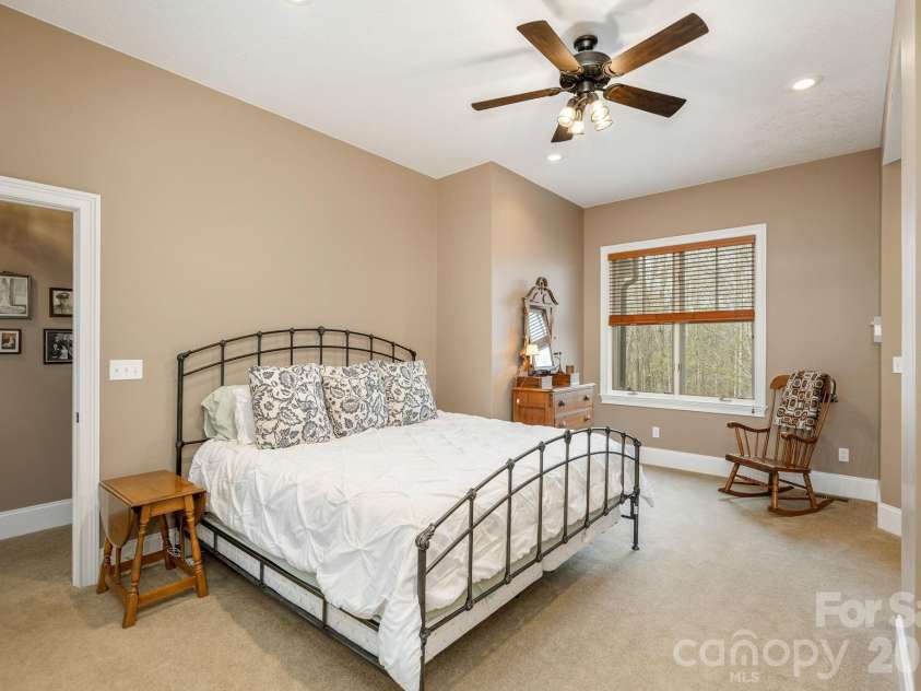 315 Crossvine Trail, Hendersonville, NC 28739.  MLS# CAR4367109, YatesRealty ID 12946. 
