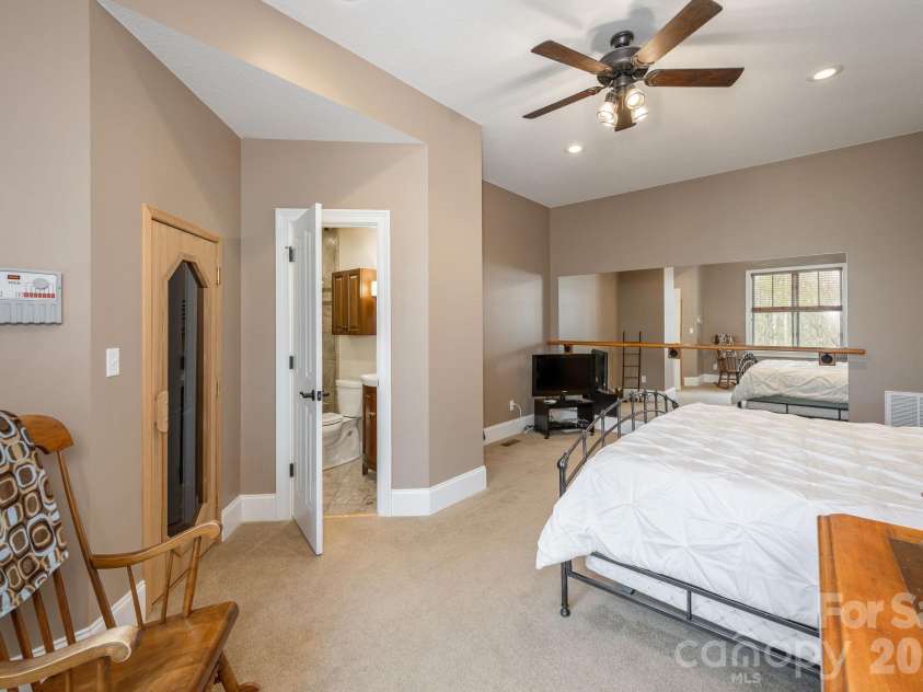 315 Crossvine Trail, Hendersonville, NC 28739.  MLS# CAR4367109, YatesRealty ID 12946. 