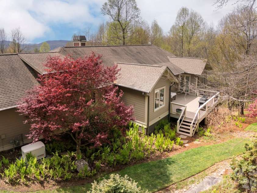 315 Crossvine Trail, Hendersonville, NC 28739.  MLS# CAR4367109, YatesRealty ID 12946. 