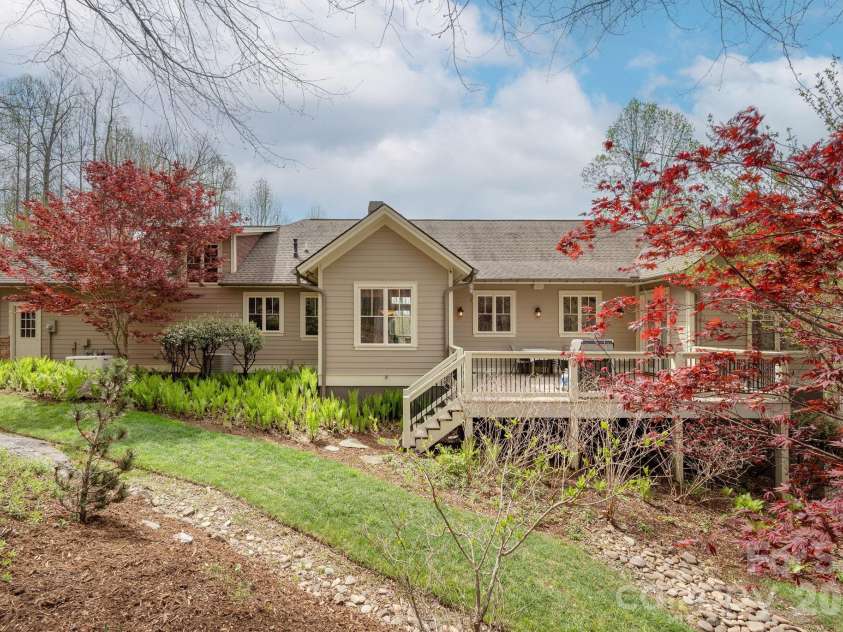 315 Crossvine Trail, Hendersonville, NC 28739.  MLS# CAR4367109, YatesRealty ID 12946. 
