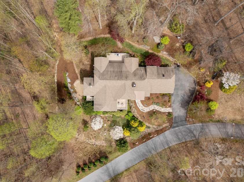 315 Crossvine Trail, Hendersonville, NC 28739.  MLS# CAR4367109, YatesRealty ID 12946. 
