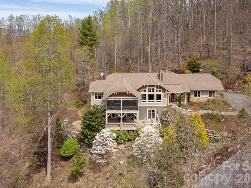 315 Crossvine Trail, Hendersonville, NC 28739.  MLS# CAR4367109, YatesRealty ID 12946. 