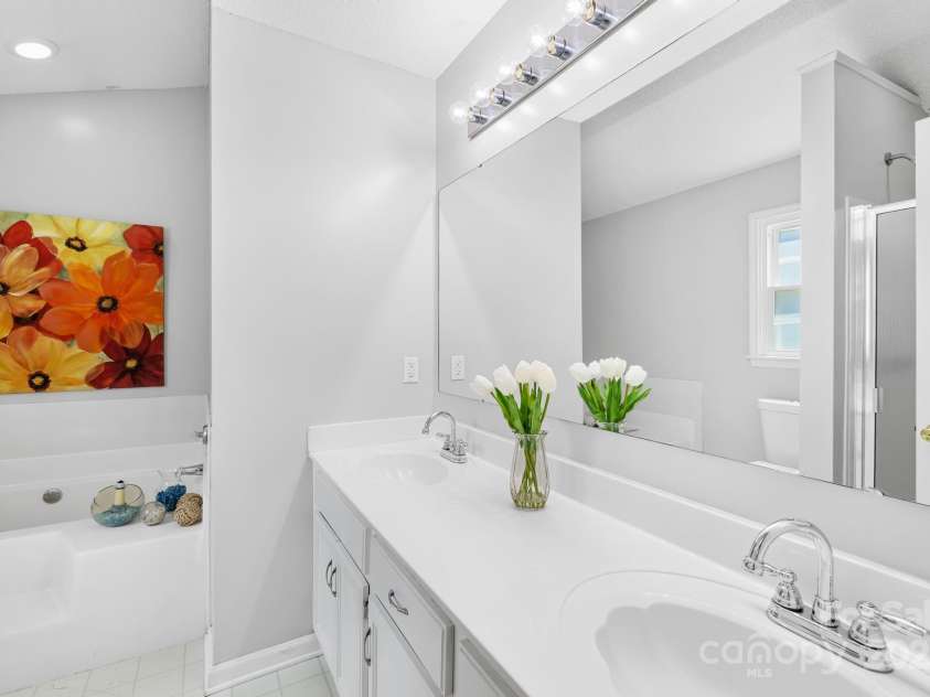 3006 Emerald Meadow Lane, Charlotte, NC 28273.  MLS# CAR4255235, YatesRealty ID 12948. En Suite