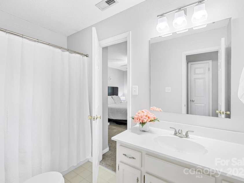 3006 Emerald Meadow Lane, Charlotte, NC 28273.  MLS# CAR4255235, YatesRealty ID 12948. Full Bathroom