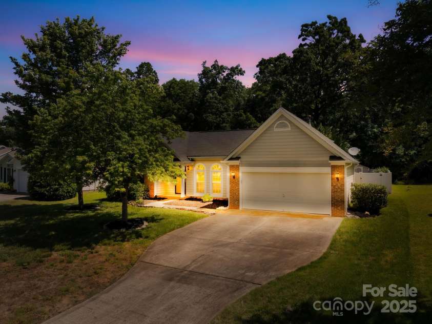 3006 Emerald Meadow Lane, Charlotte, NC 28273.  MLS# CAR4255235, YatesRealty ID 12948. Home in Twlight