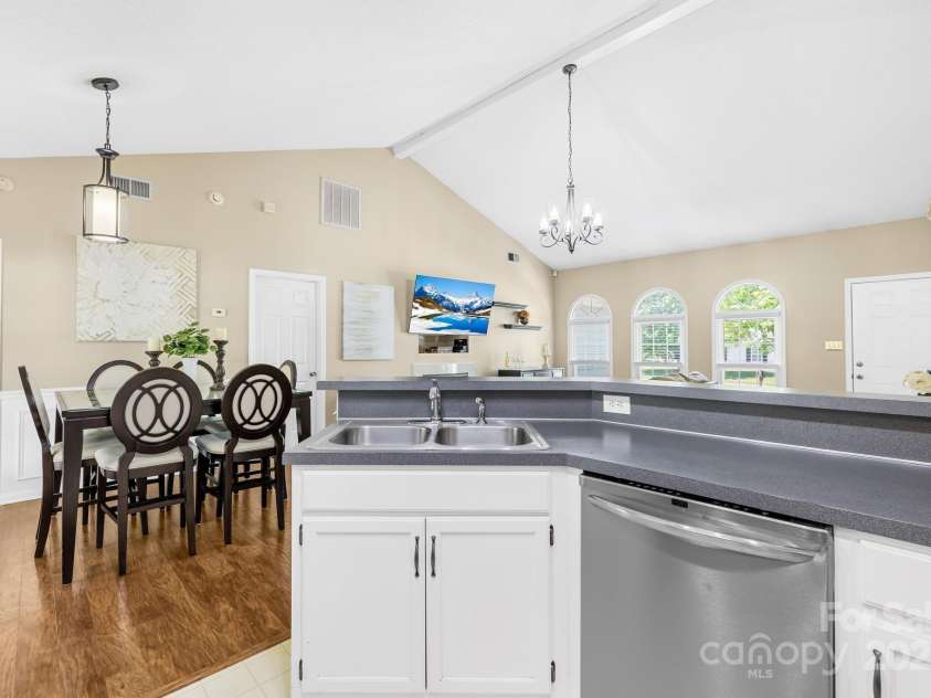 3006 Emerald Meadow Lane, Charlotte, NC 28273.  MLS# CAR4255235, YatesRealty ID 12948. Kitchen