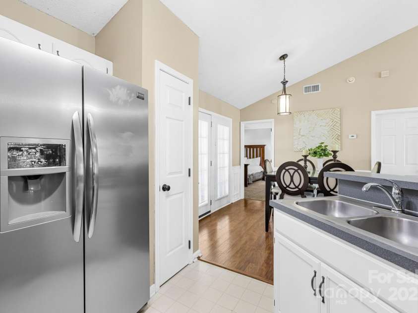 3006 Emerald Meadow Lane, Charlotte, NC 28273.  MLS# CAR4255235, YatesRealty ID 12948. Kitchen