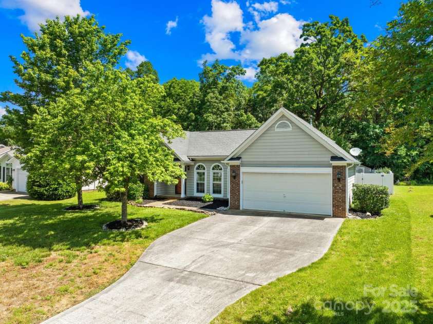 3006 Emerald Meadow Lane, Charlotte, NC 28273.  MLS# CAR4255235, YatesRealty ID 12948. Welcome Home