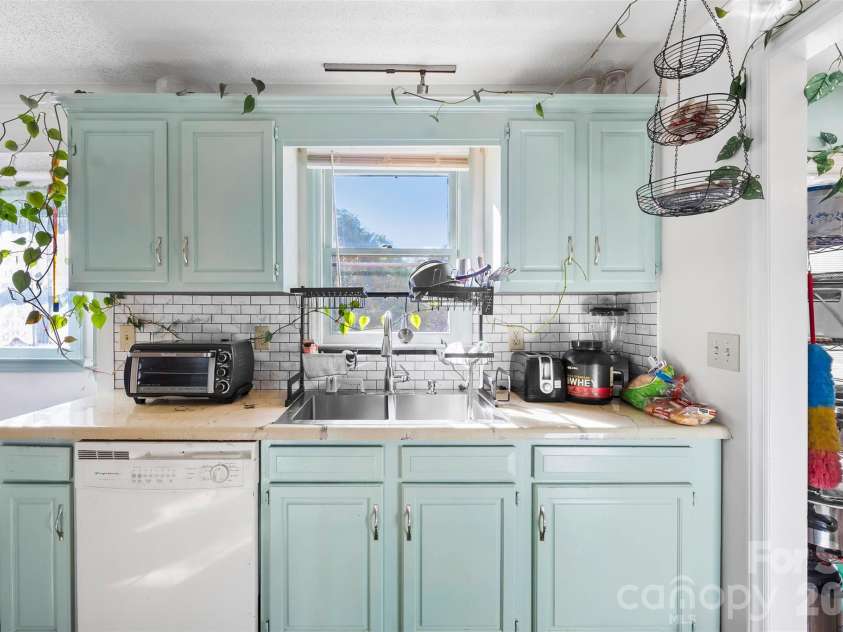 831 College Avenue, Shelby, NC 28152.  MLS# CAR4368508, YatesRealty ID 12948. 