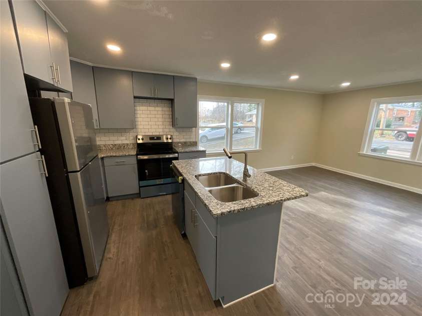 1617 Bridge Street, Lexington, NC 27292.  MLS# CAR4206546, YatesRealty ID 12949. Kitchen