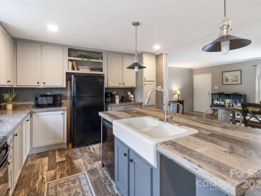 759 and 755 Snelson Road, Marshall, NC 28753.  MLS# CAR4186627, YatesRealty ID 1295. 2nd kitchen island