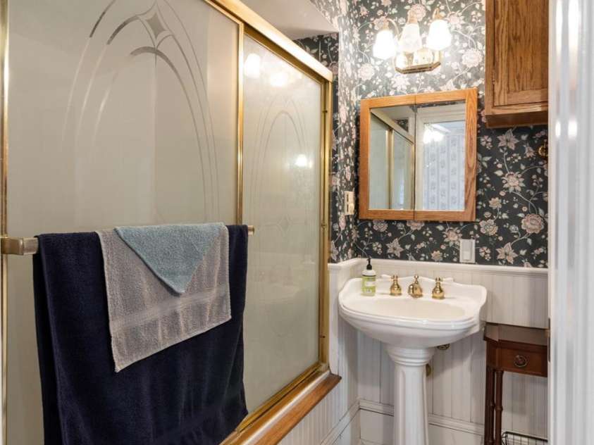 759 and 755 Snelson Road, Marshall, NC 28753.  MLS# CAR4186627, YatesRealty ID 1295. Primary room bath main