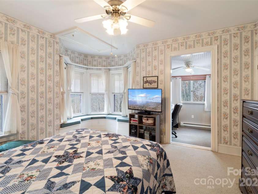 759 and 755 Snelson Road, Marshall, NC 28753.  MLS# CAR4186627, YatesRealty ID 1295. Primary room main