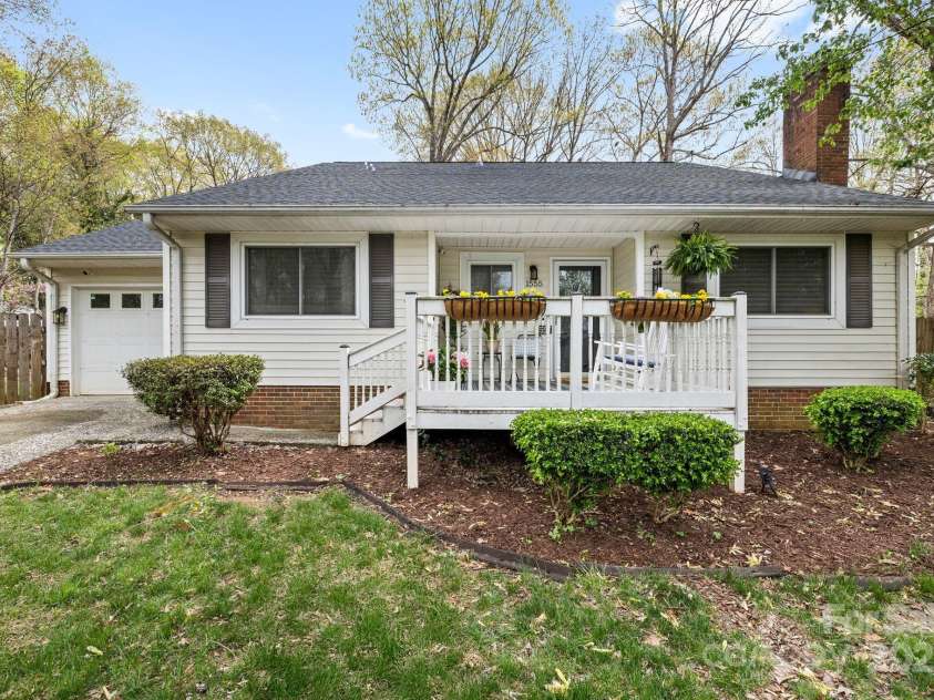 1555 Ridgewood Drive, Gastonia, NC 28054.  MLS# CAR4242124, YatesRealty ID 12950. 