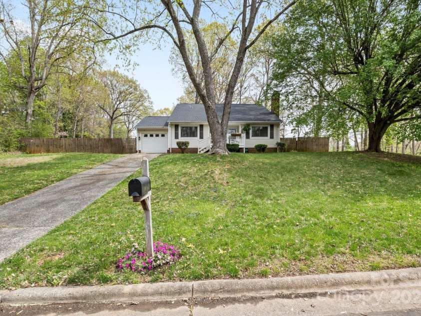 1555 Ridgewood Drive, Gastonia, NC 28054.  MLS# CAR4242124, YatesRealty ID 12950. 