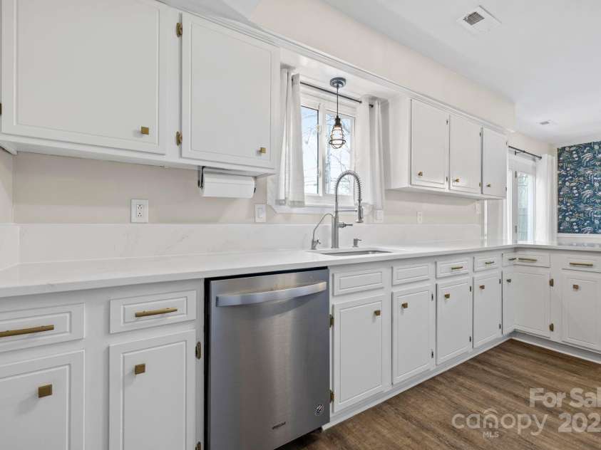 1555 Ridgewood Drive, Gastonia, NC 28054.  MLS# CAR4242124, YatesRealty ID 12950. 