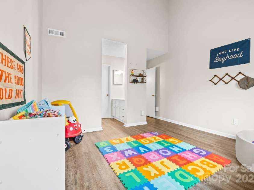1555 Ridgewood Drive, Gastonia, NC 28054.  MLS# CAR4242124, YatesRealty ID 12950. 