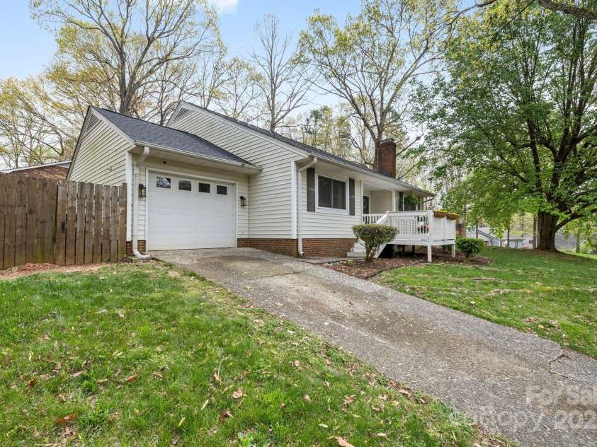 1555 Ridgewood Drive, Gastonia, NC 28054.  MLS# CAR4242124, YatesRealty ID 12950. 
