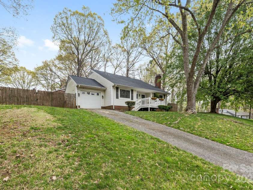 1555 Ridgewood Drive, Gastonia, NC 28054.  MLS# CAR4242124, YatesRealty ID 12950. 