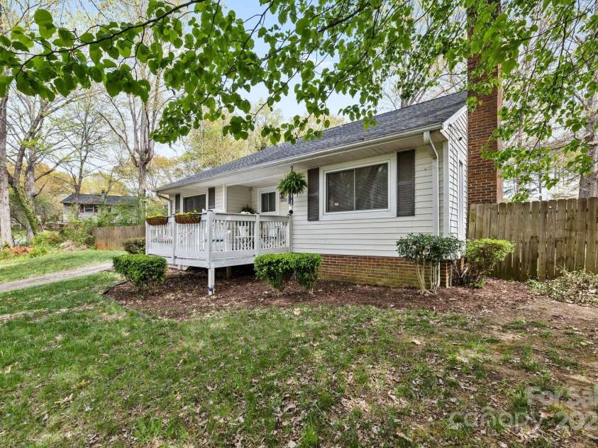 1555 Ridgewood Drive, Gastonia, NC 28054.  MLS# CAR4242124, YatesRealty ID 12950. 