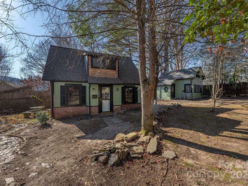 103 & 105 Pine Street, Black Mountain, NC 28711.  MLS# CAR4205366, YatesRealty ID 12958. 