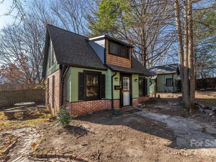 103 & 105 Pine Street, Black Mountain, NC 28711.  MLS# CAR4205366, YatesRealty ID 12958. 