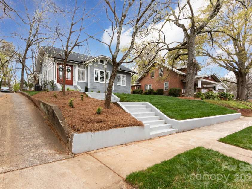423 Bell Street, Statesville, NC 28677.  MLS# CAR4219847, YatesRealty ID 12959. The front door has been replaced.