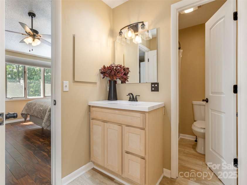 23 Hollybrook Drive, Asheville, NC 28803.  MLS# CAR4253412, YatesRealty ID 12962. Upper level shared bath